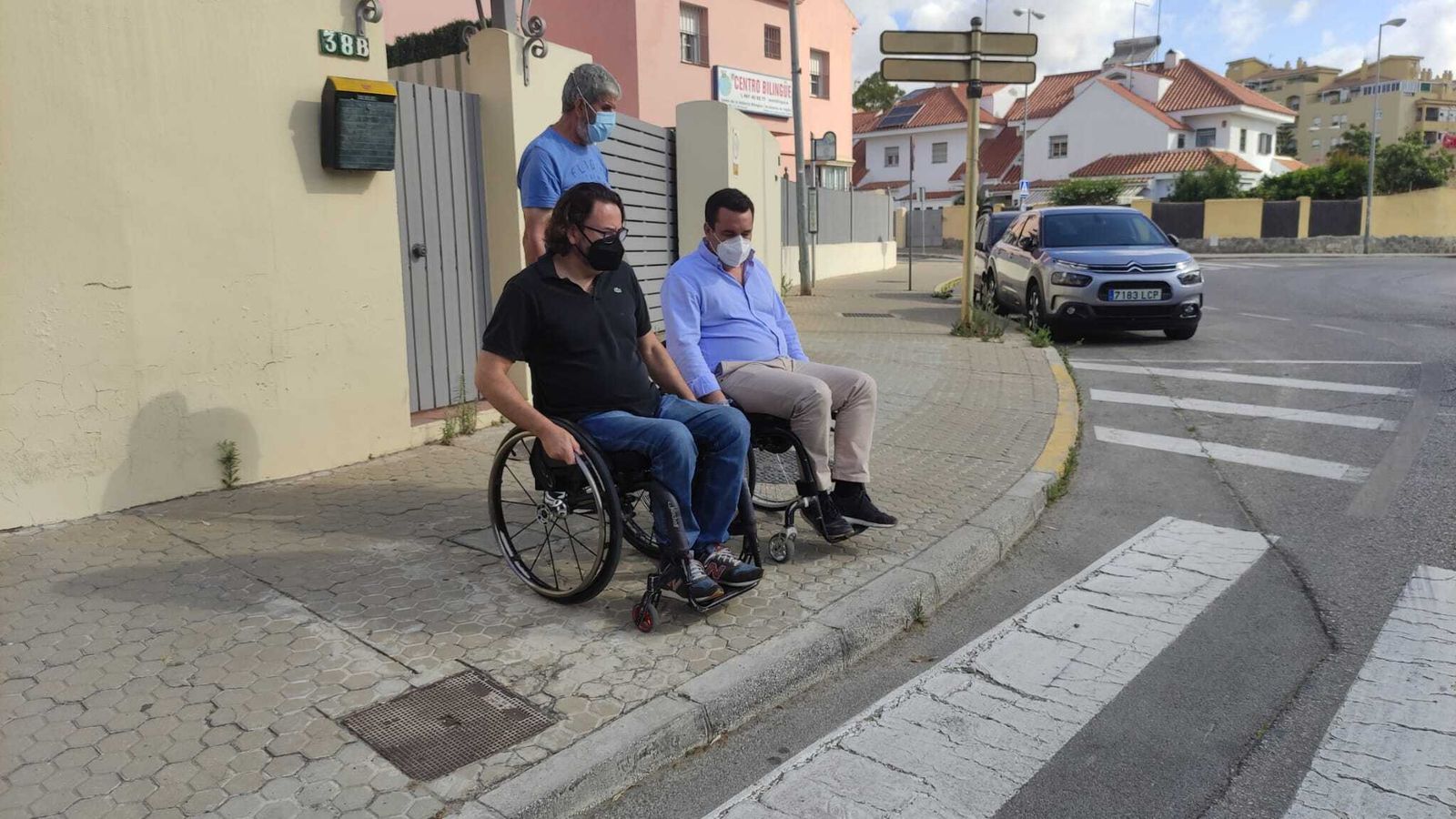 La falta de rebajes en las aceras en los lugares de paso de peatones son un obstáculo para el colectivo con discapacidad.
