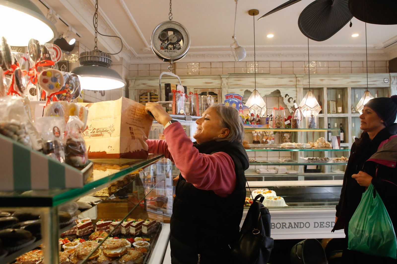 Fotos de la elaboración artesana del roscón de Reyes en la pastelería La Tarifeña