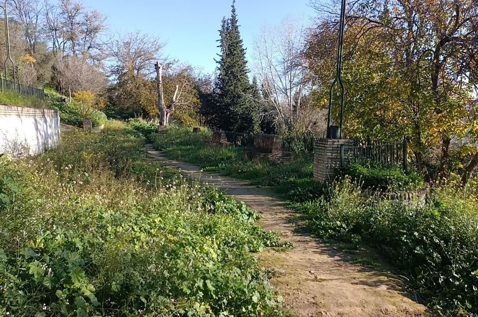 El sendero por aquí es muy agradable. Veremos algunos bancos.