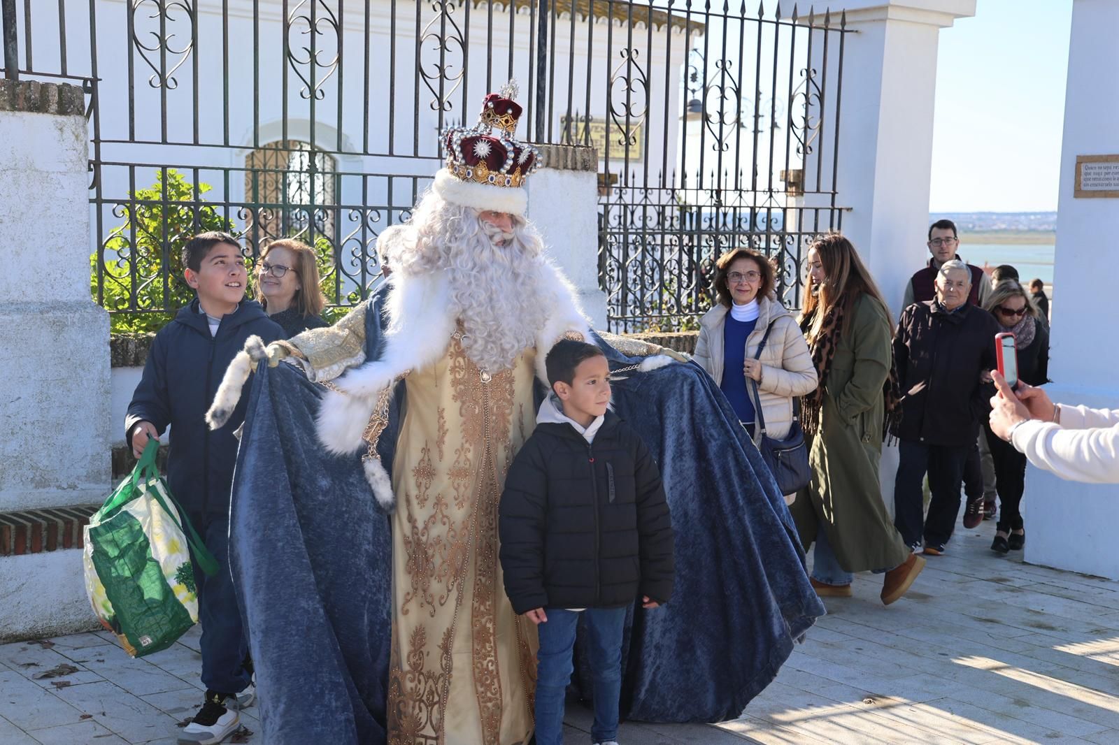 Fotografías de la salida de la Cabalgata de Reyes Magos de Huelva este 2026 por las calles de la ciudad