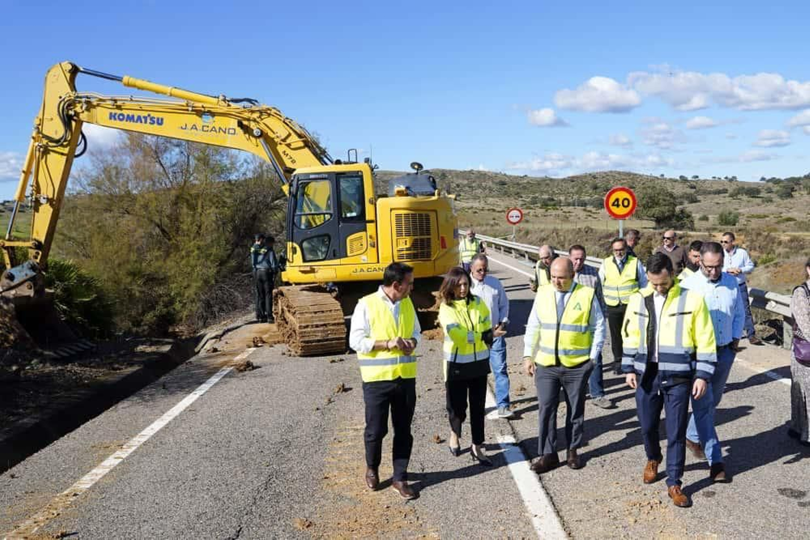 La consejera de Fomento de la Junta Rocío Díaz en la carretera hundida del Castillo de las Guardas.