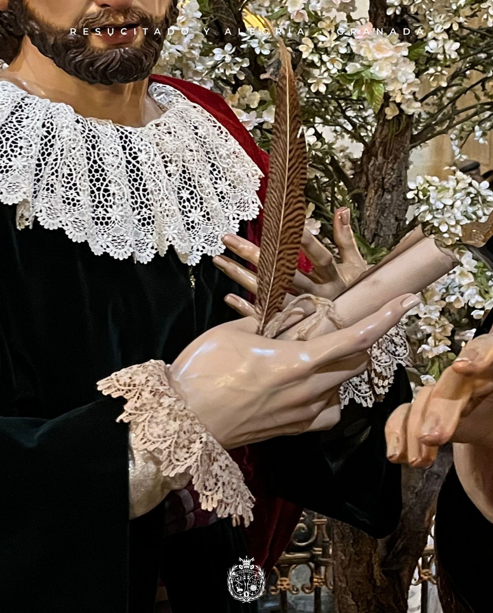 Imagen de San Juan portando por primera vez pluma y pergamino, perteneciente a la Hermandad del Resucitado de Regina Mundi