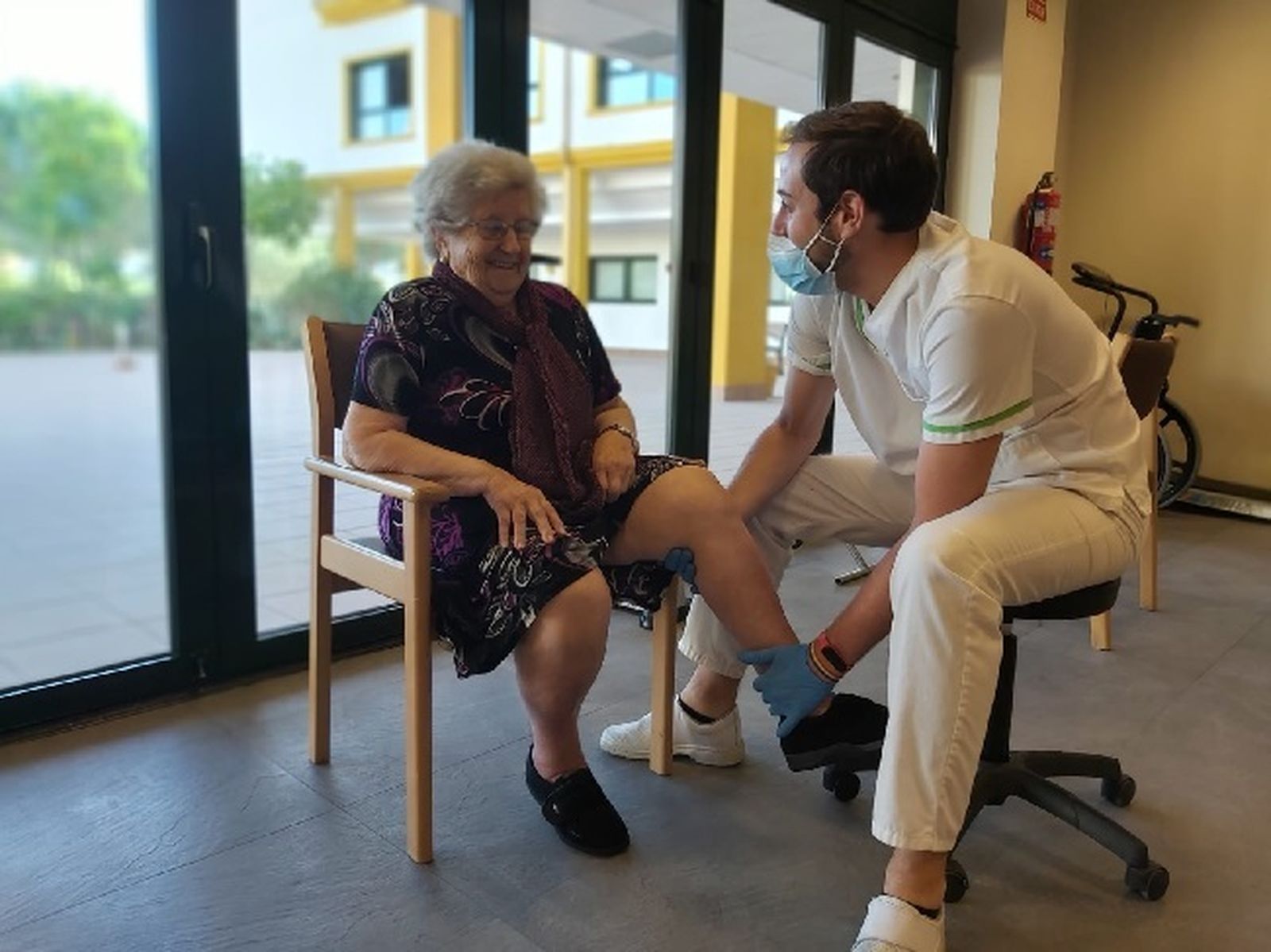 Sesión de rehabilitación en DomusVi Alcalá de Guadaira