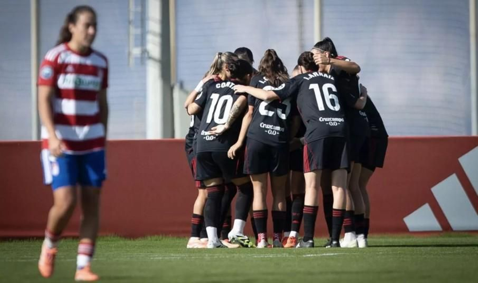 Las jugadoras sevillistas celebran el segundo gol de Raquel Pinel.