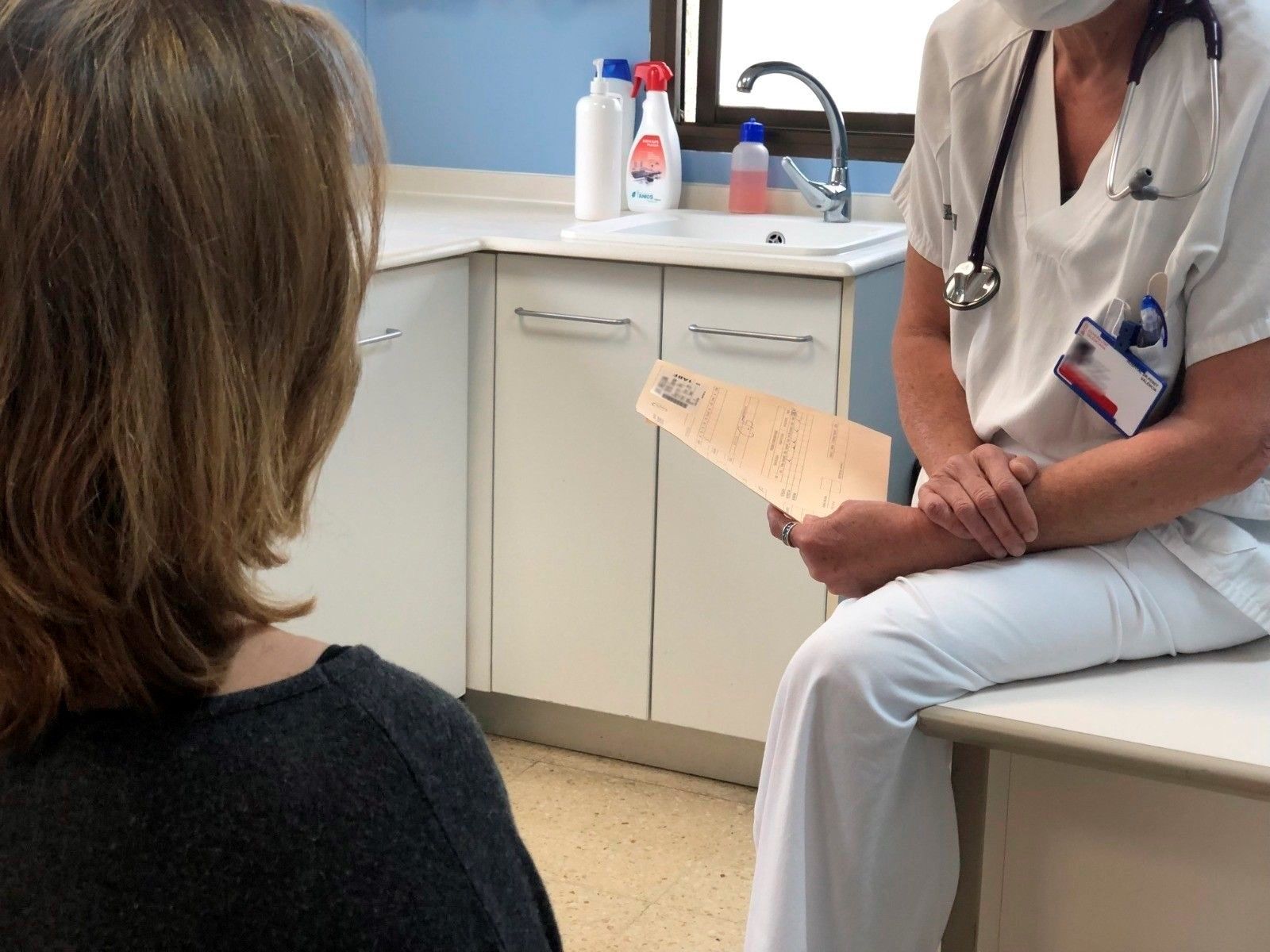 Una médica durante una consulta.