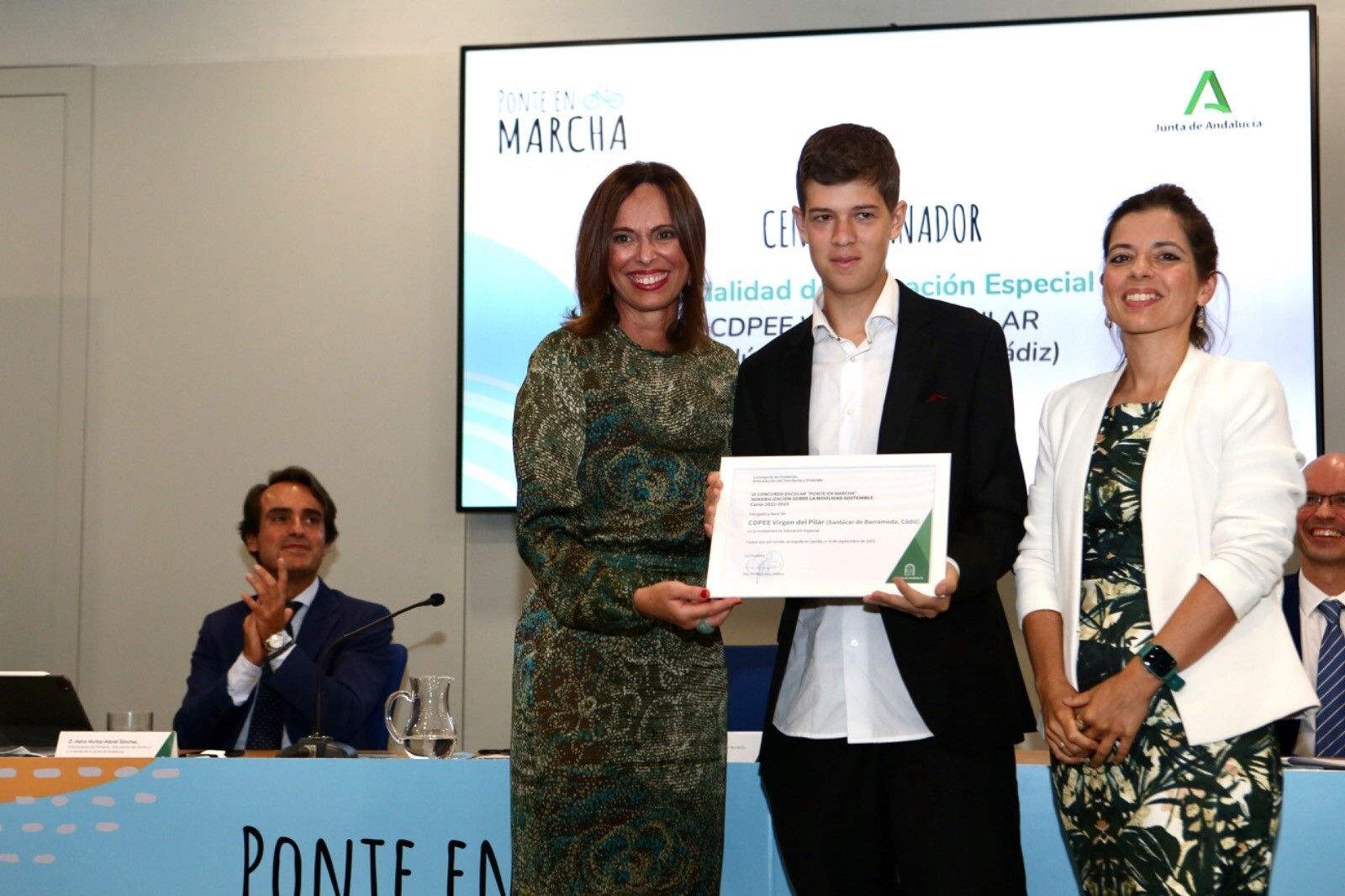 El centro de Sanlúcar recoge su diploma junto a la consejera.