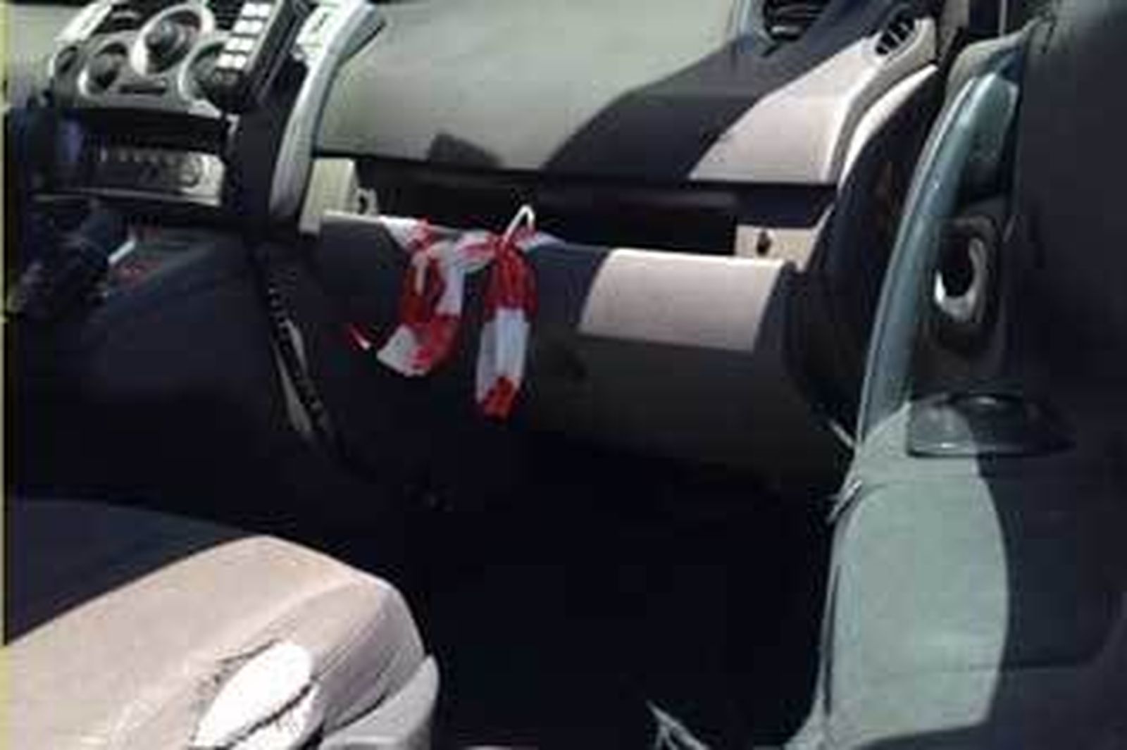 La guantera de uno de los patrulleros se aguanta con cinta para precintar para evitar que se abra.