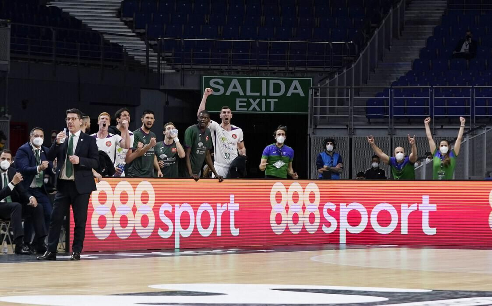 Los jugadores del Unicaja celebran una canasta. Los jugadores del Unicaja celebran una canasta.