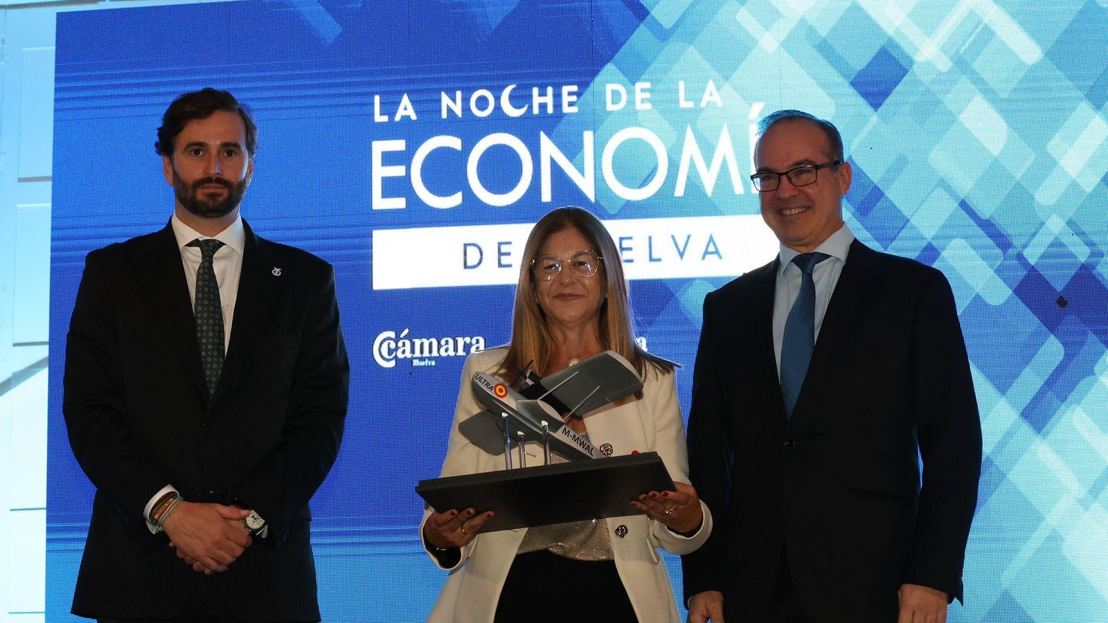 El presidente de la cámara de comercio de Huelva, Daniel Toscano, La directora general de Cash Lepe, Mabel Díaz, y el director del Parque La Rábida Moeve, Jorge Acitores.