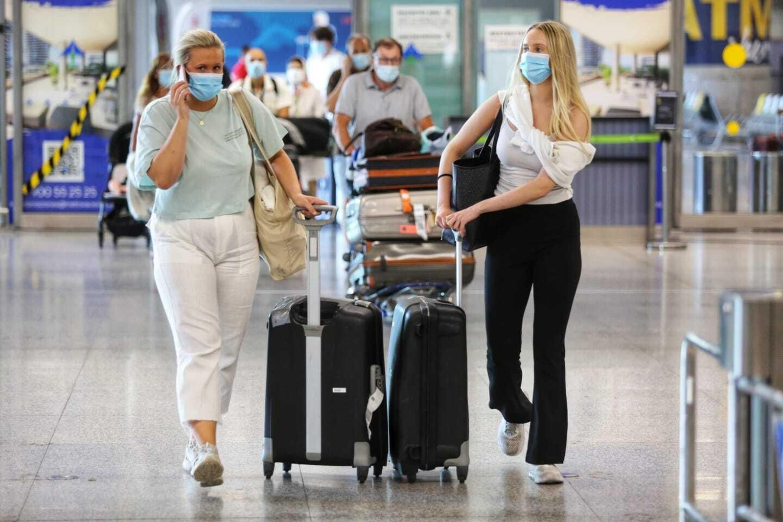 El desembarco de británicos en el aeropuerto de Málaga, en fotos