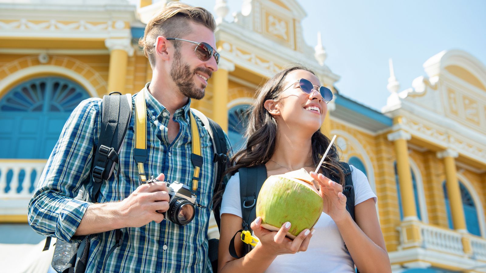 Una pareja disfruta en Bangkok.