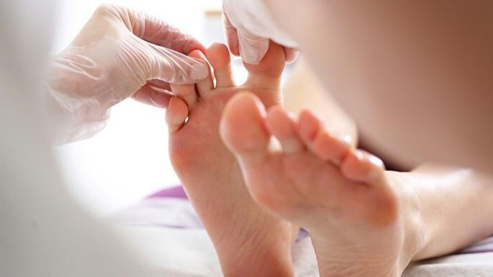 Acudir a los servicios sanitarios debe estar entre las prioridades ante este tipo de picaduras.