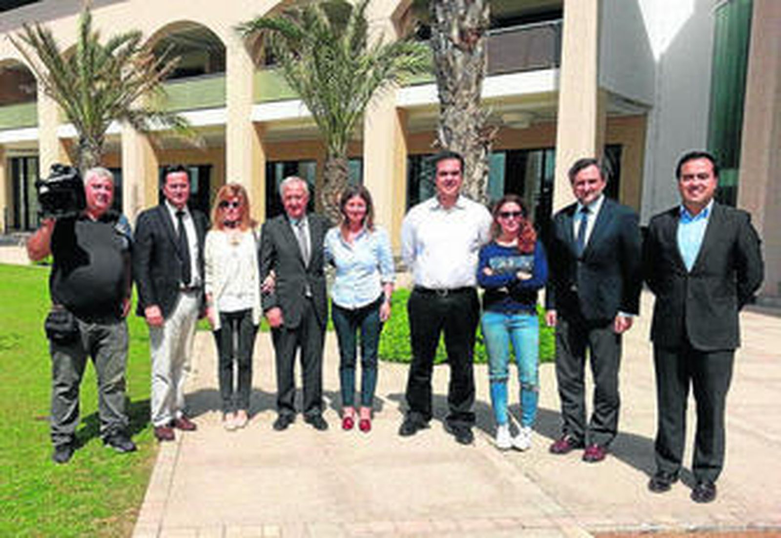 El alcalde Francisco Góngora y concejales junto al equipo de TVE con Mercedes Cámara a la cabeza.