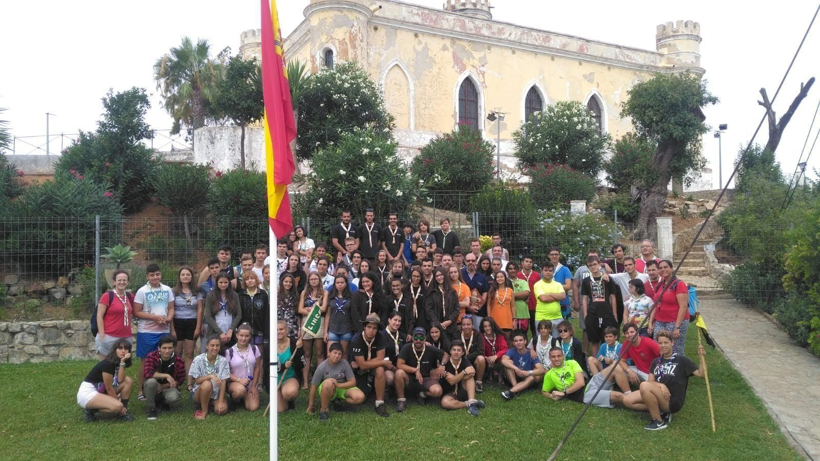 Foto de familia con los scouts de La Isla, de Portugal y de Rumanía que han estado en San Fernando estos días.