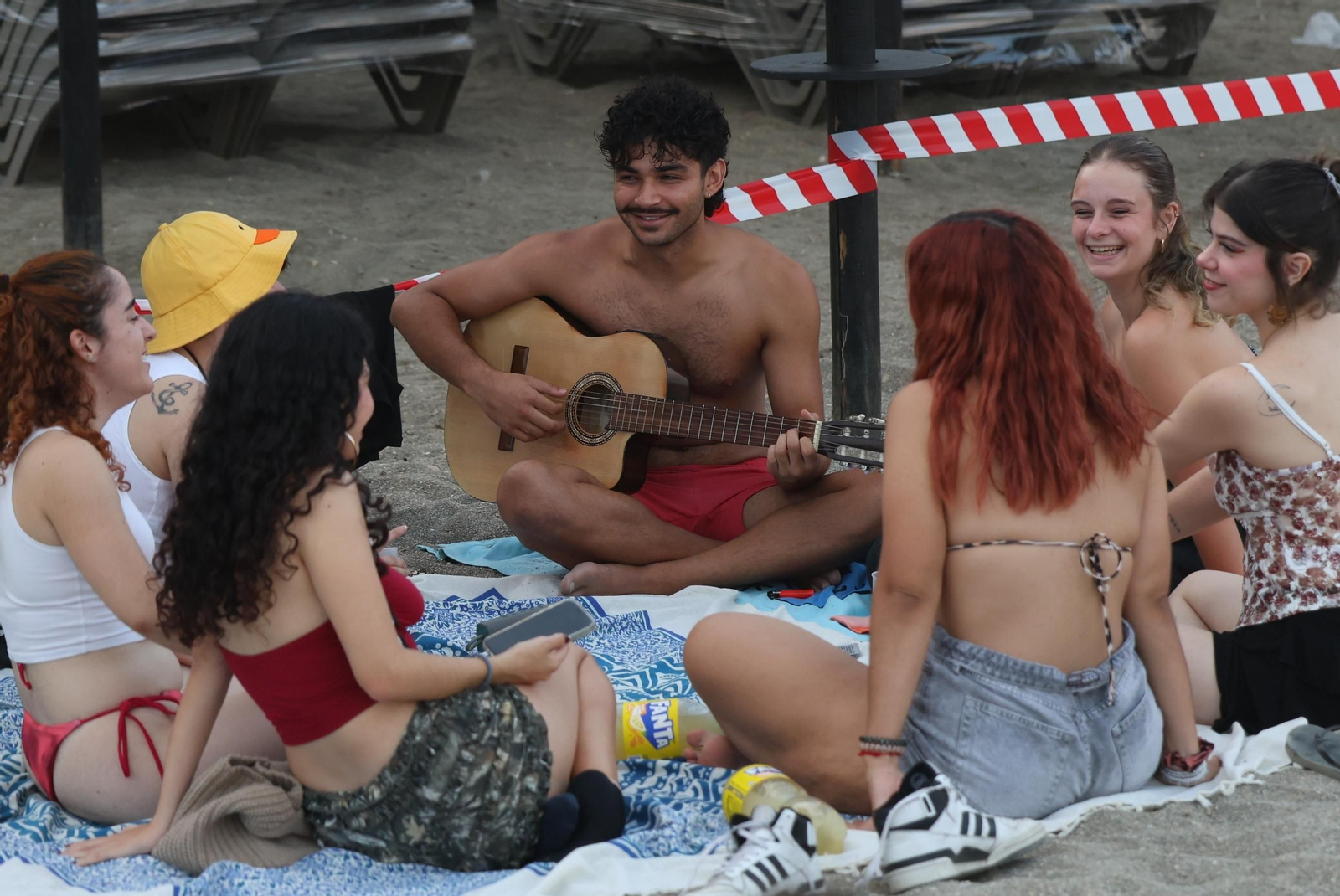 Así se vive la noche de San Juan en la playa de la Malagueta de Málaga, en fotos