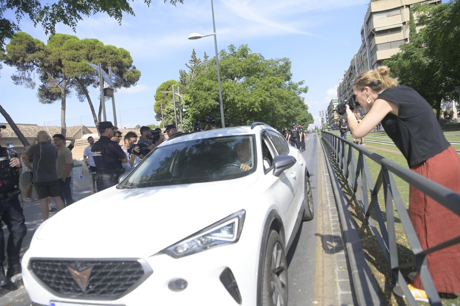 Juana Rivas en su coche tras producirse la entrega del menor a su padre