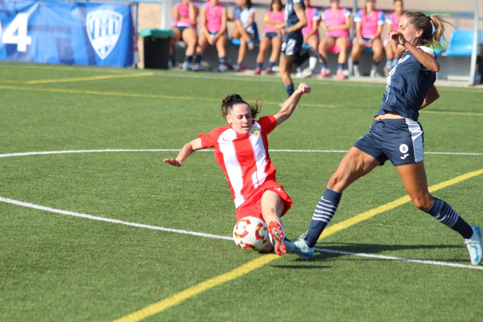 Una jugadora del conjunto rojiblanco realiza una entrada para robar el balón durante un partido de pretemporada.