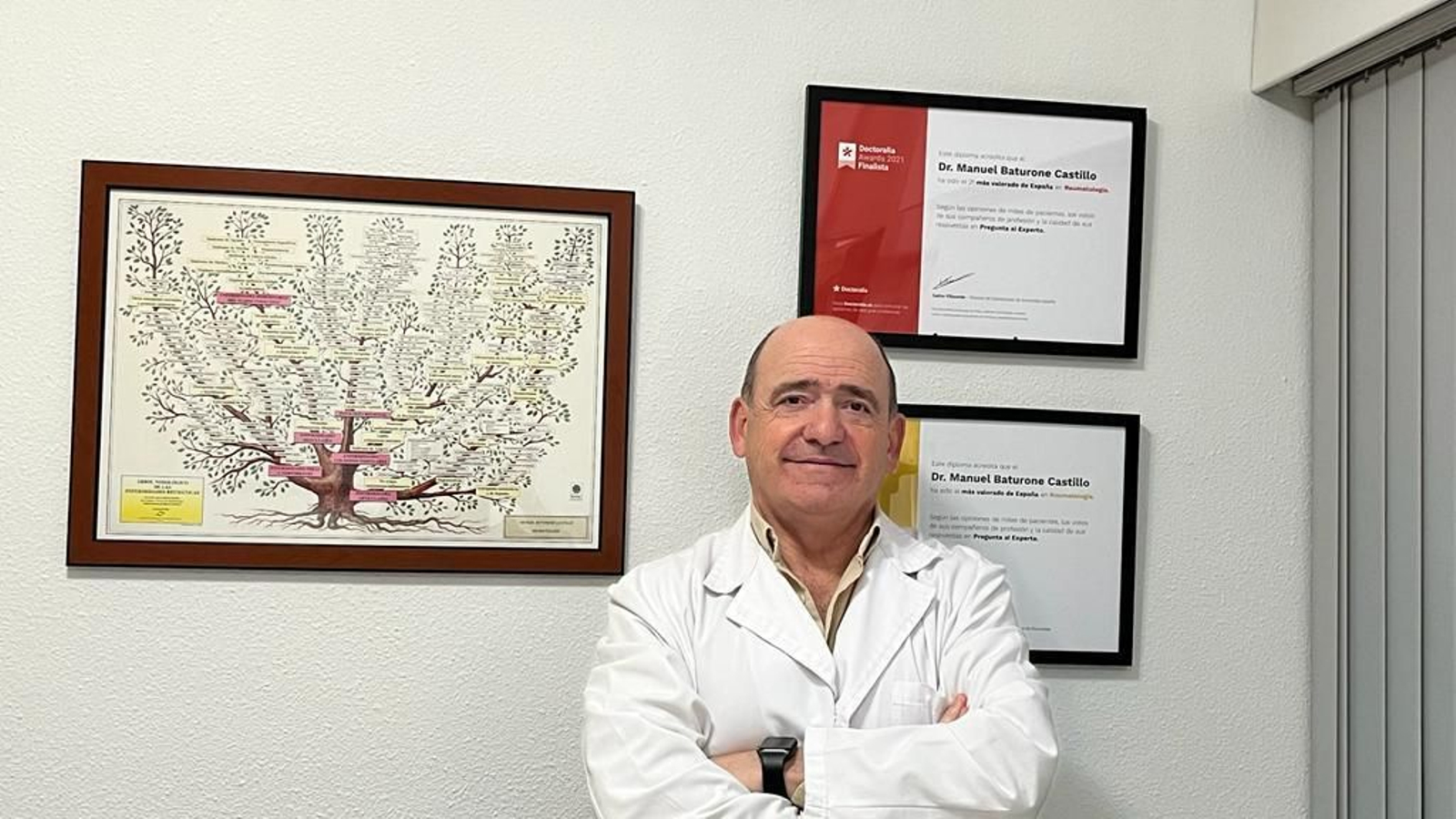 El reumatólogo Manuel Baturone, en su consulta privada en Sevilla.