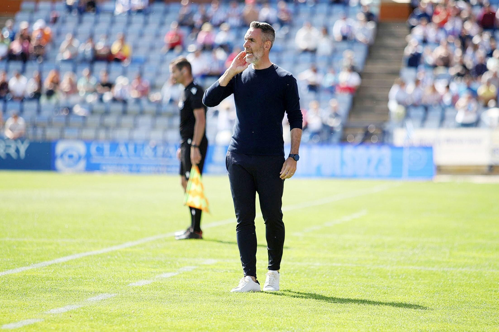 Abel Gómez en la banda del Nuevo Colombino en el partido ante el Utrera.