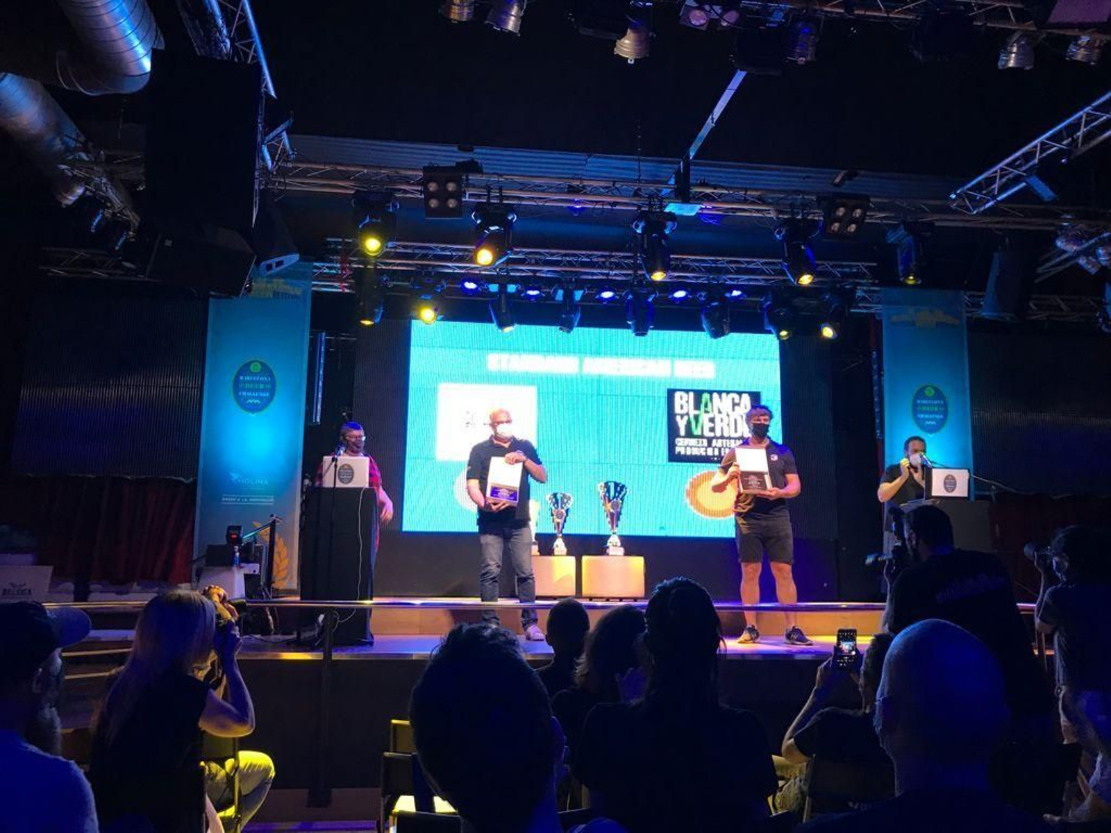 Momento de la entrega del premio a la cerveza chiclanera en el certamen celebrado en Barcelona.