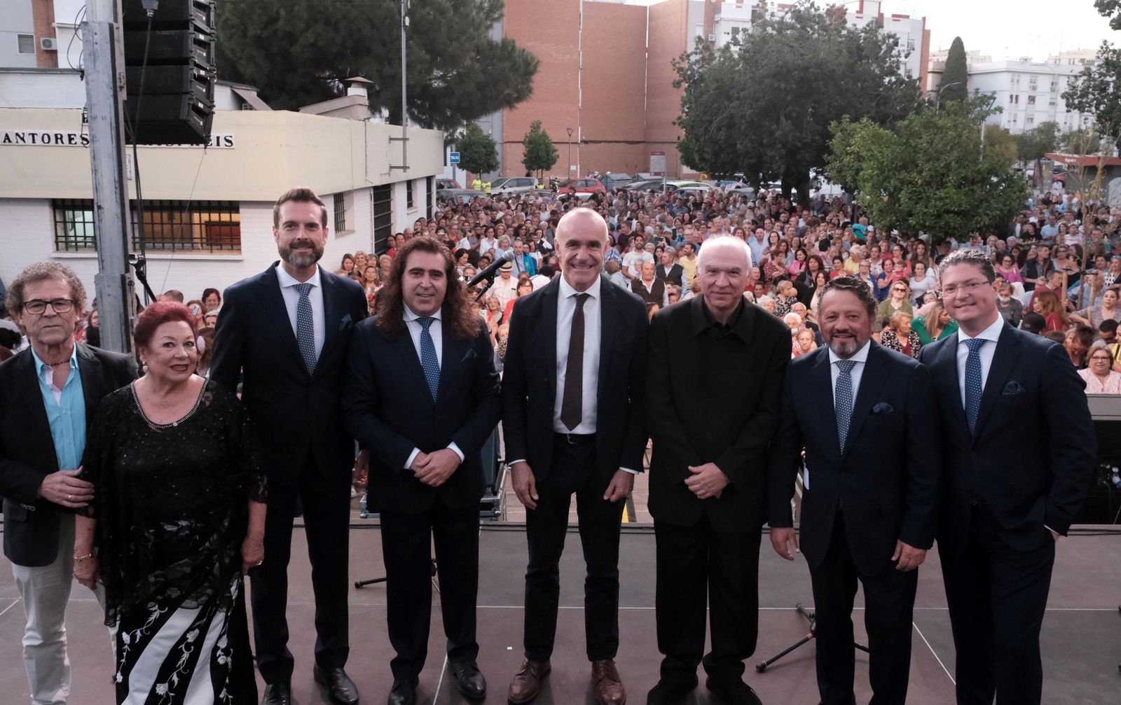 El alcalde, Antonio Muñoz, con los componentes actuales de Cantores de Híspalis.