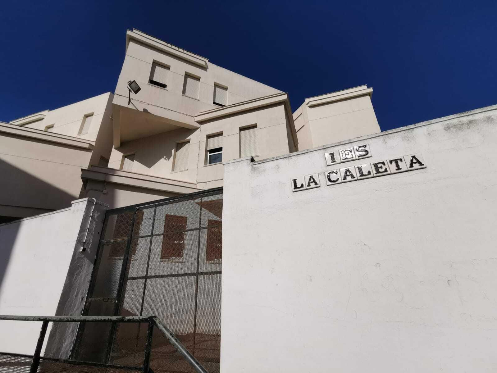 Fachada del IES La Caleta.