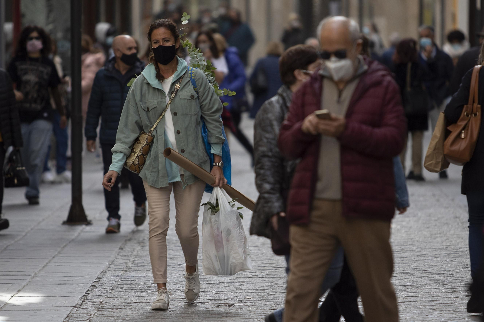Así ha sido la vuelta de los bares y comercios de Granada tras tres semanas de cierre, en imágenes