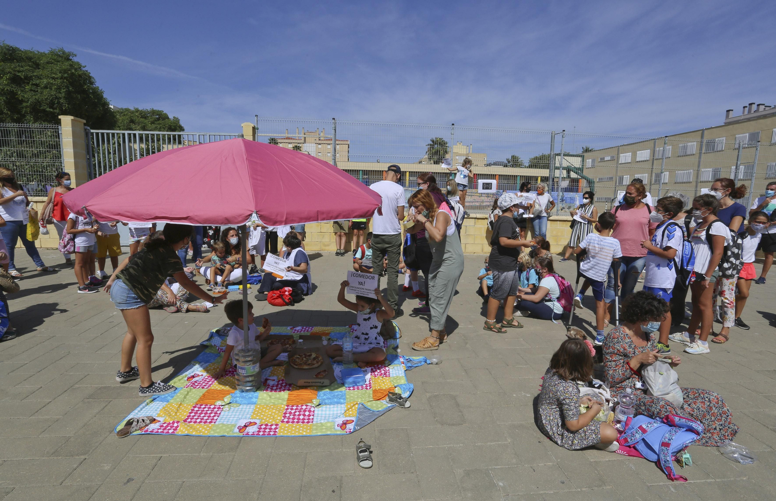 Familias en una sentada frente al CEIP Carmen de Burgos.