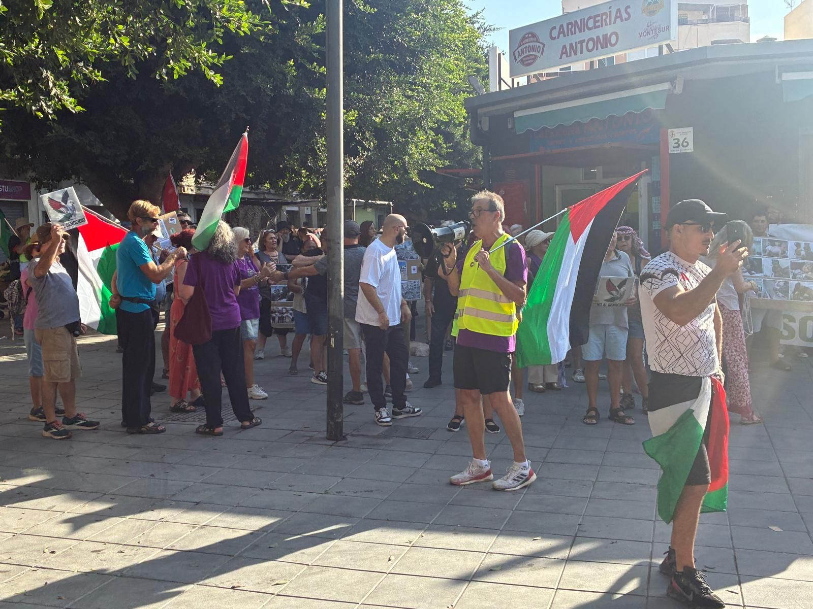 La manifestación de Almería y sus barrios contra el genocidio en Palestina, en imágenes