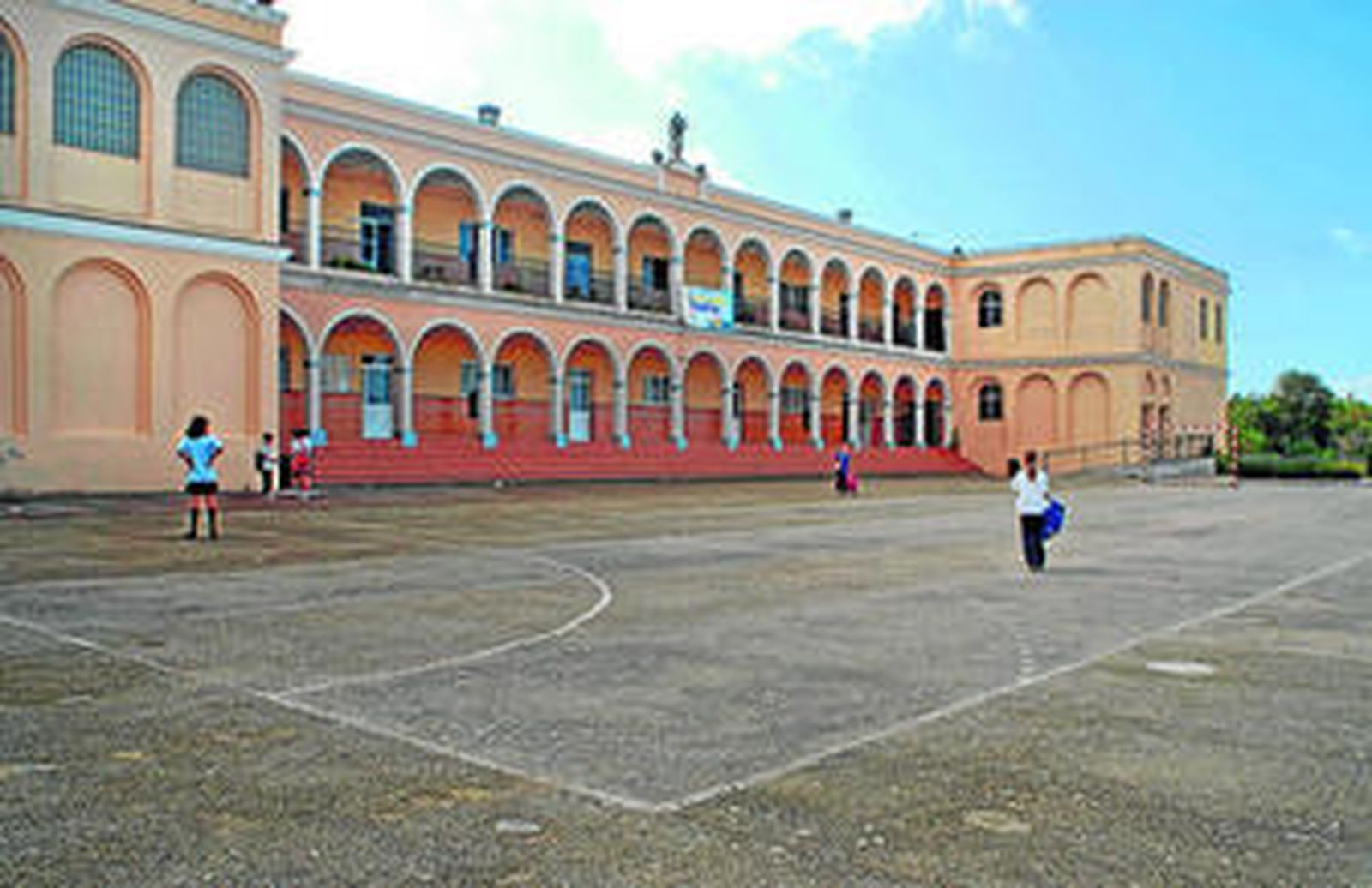 Imagen del patio del colegio La Salle San José en la calle Homaza.