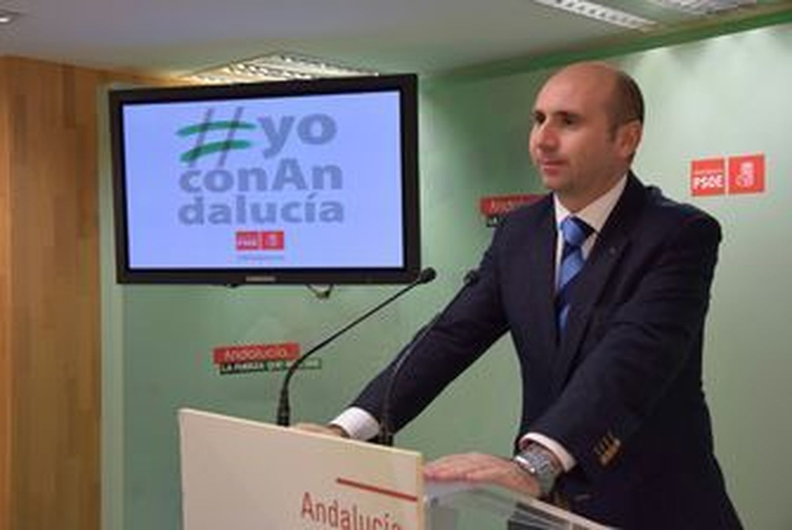 Conejo asegura que no era cargo público cuando obtuvo la licencia de su piscina