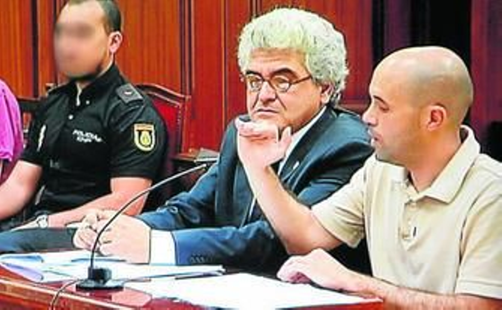 Los dos técnicos en la lucha contra incendios, ayer durante su declaración. Los dos técnicos en la lucha contra incendios, ayer durante su declaración.