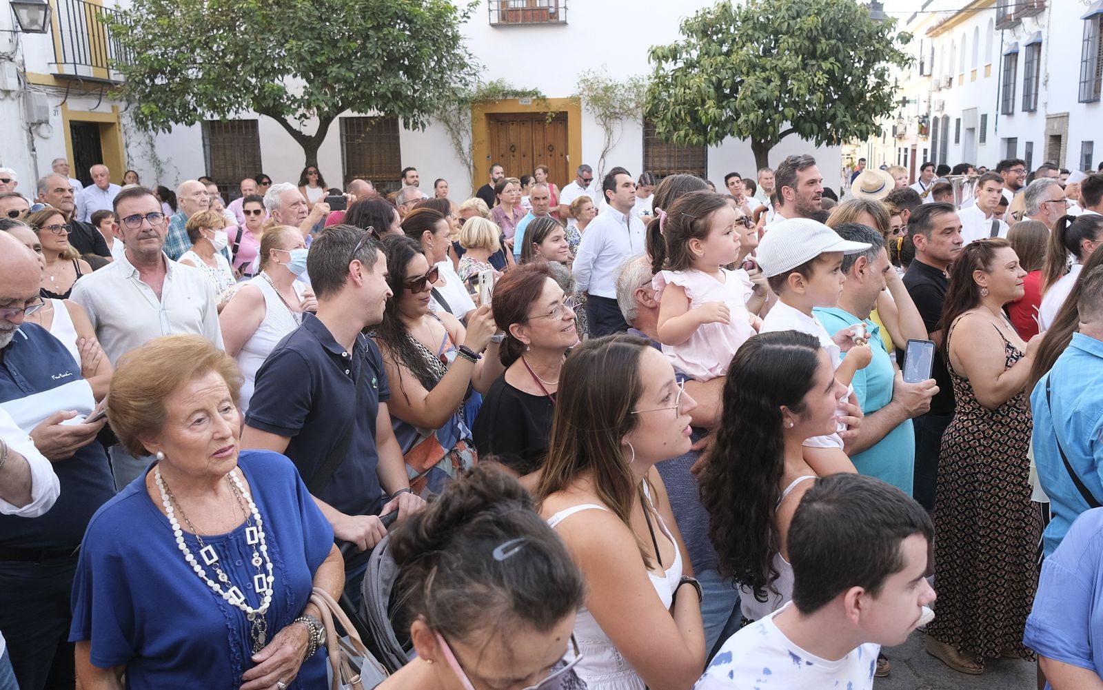 La procesión de la Virgen de Acá por las calles de Córdoba, en imágenes
