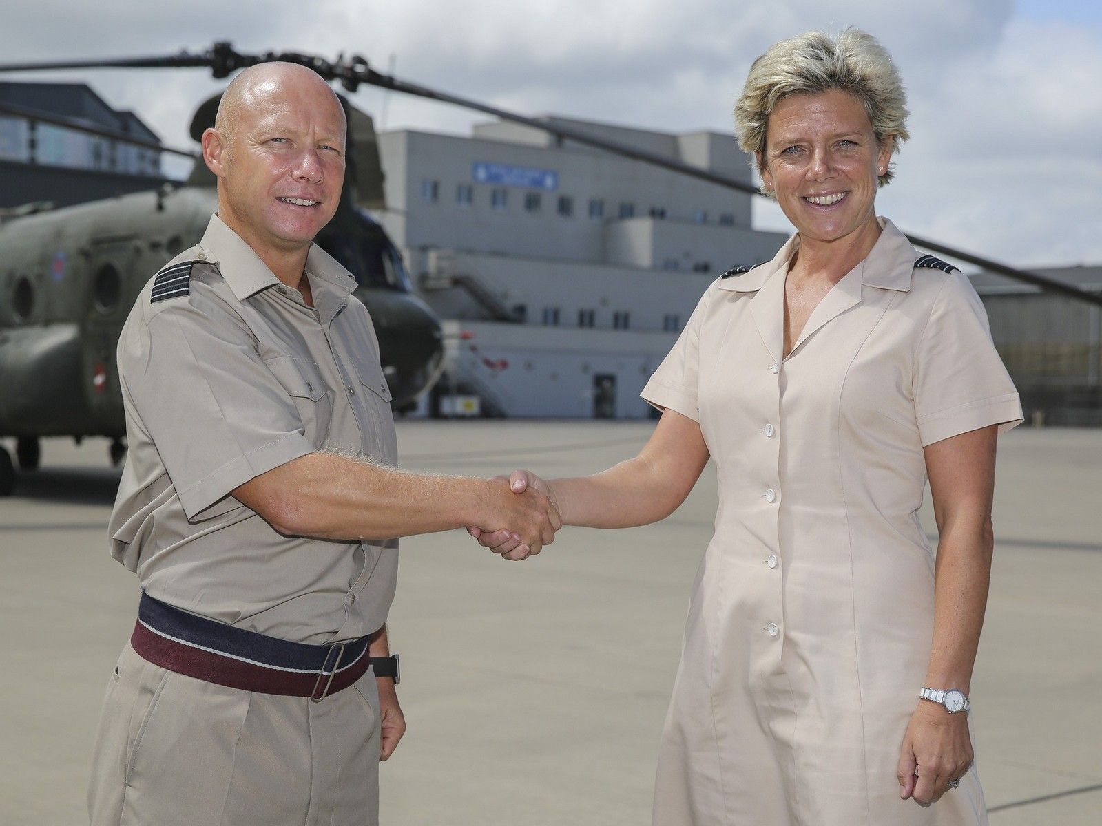 John Kane estrecha la mano de Liz Hutchinson.