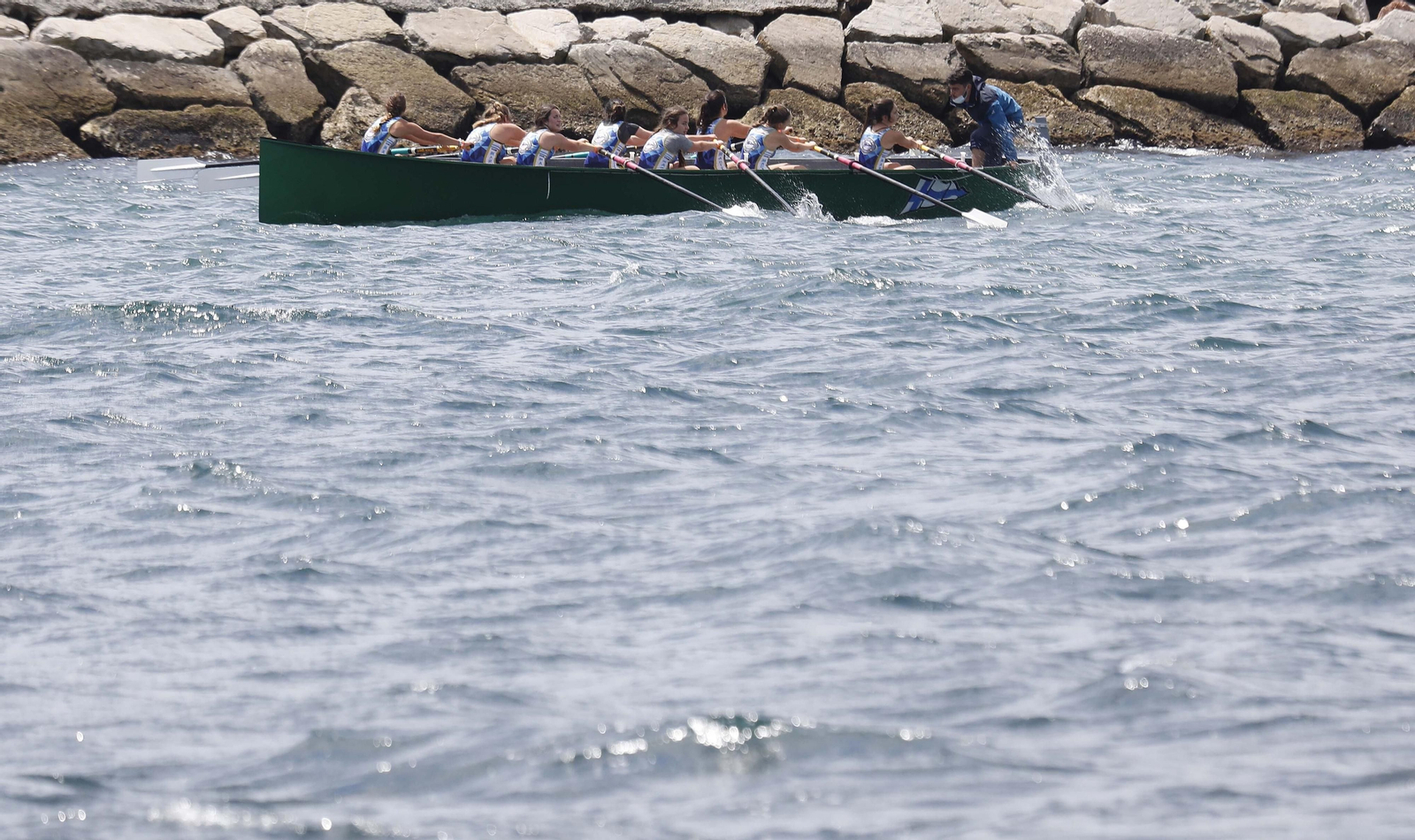 Una embarcación femenina, en pleno esfuerzo, este sábado en La Línea