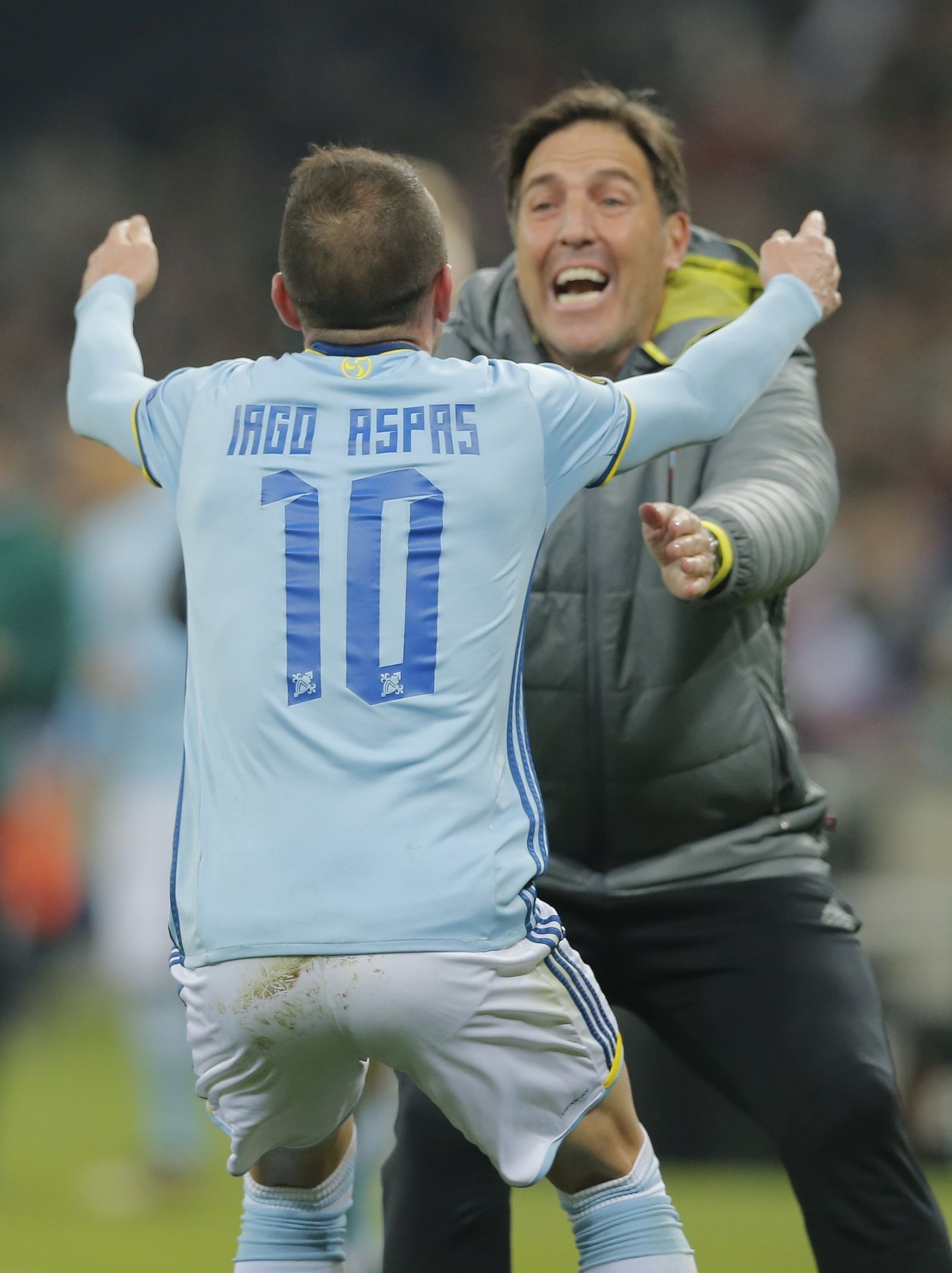 Iago Aspas corre para abrazar a Berizzo tras haber marcado el segundo tanto del equipo vigués.