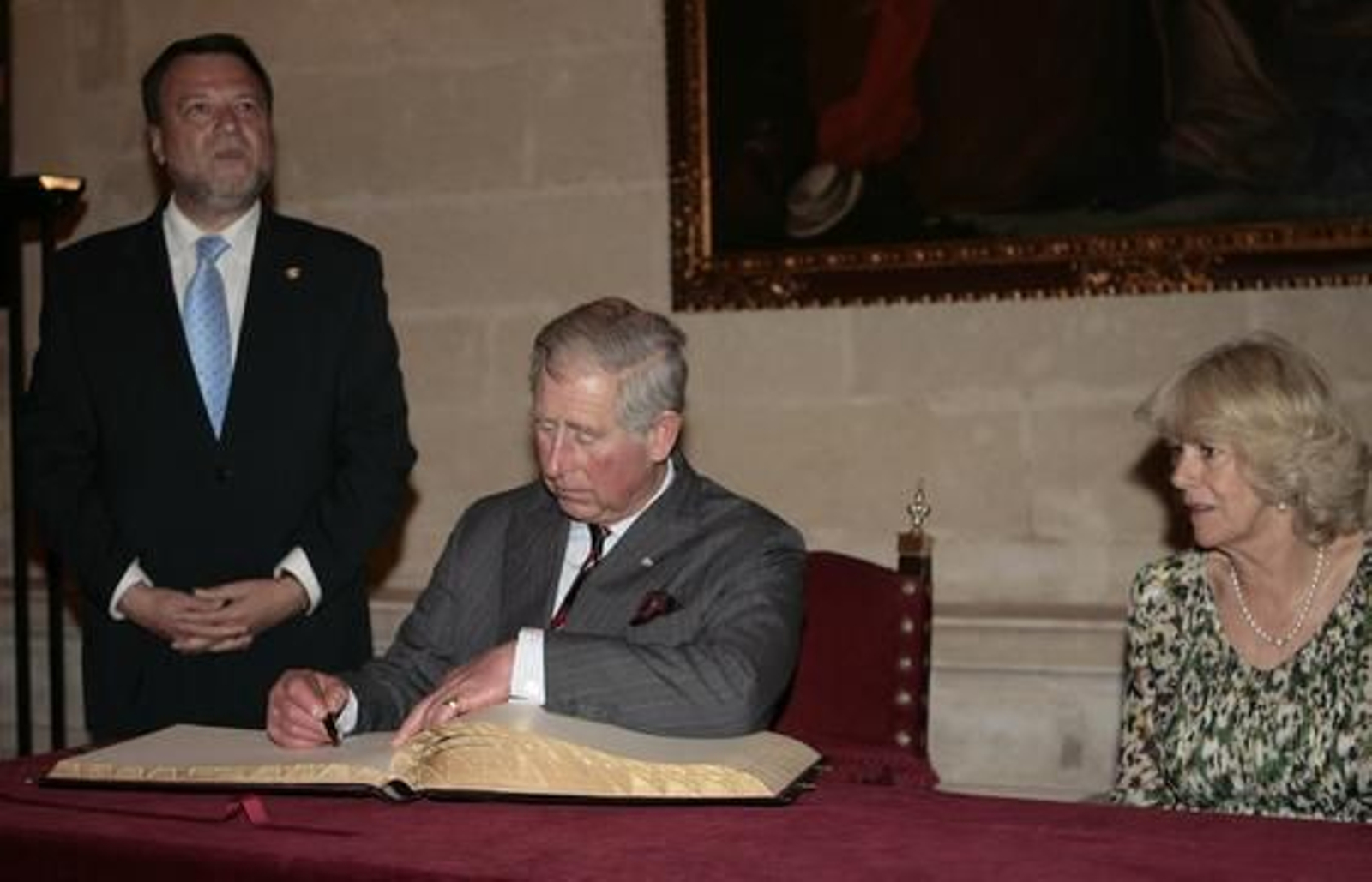 El heredero británico firma en el libro de honor del Ayuntamiento Hispalense.

Foto: Belén Bargas