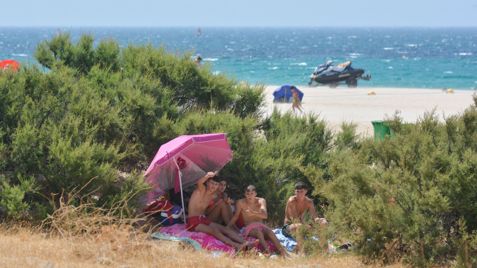 Día de sol y viento en la playa de Bolonia