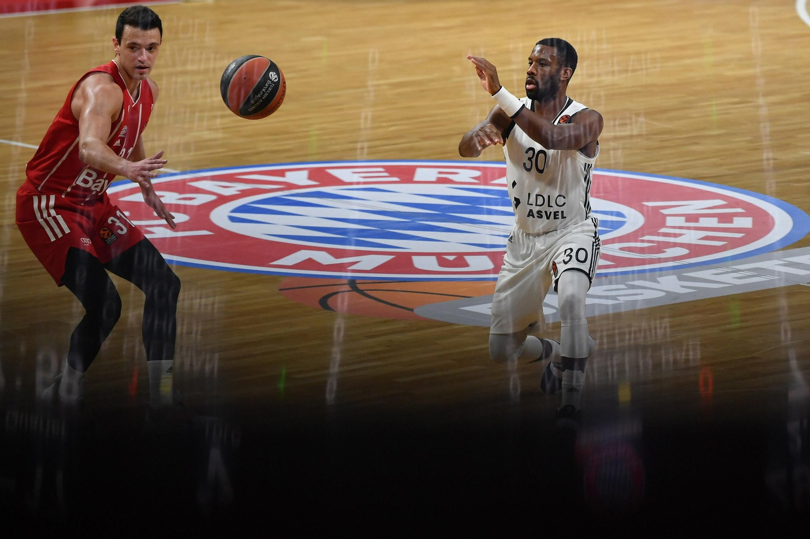 Norris Cole da un pase en un partido de Euroliga. Norris Cole da un pase en un partido de Euroliga.
