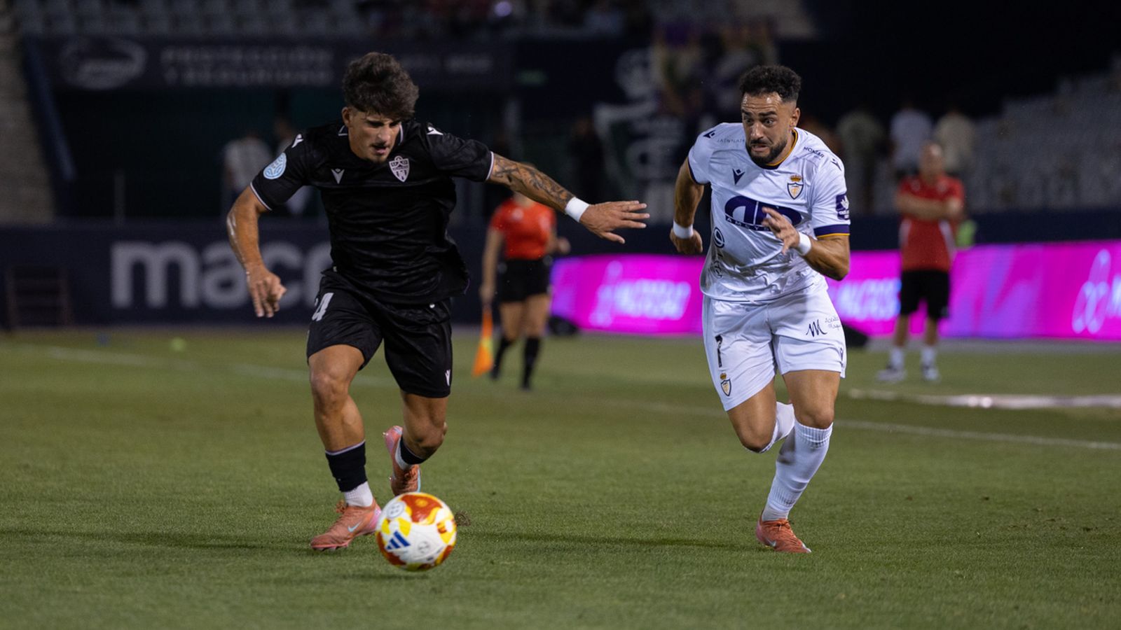 Alberto Bernardo se mide a un defensor almeriense en la primera vuelta.