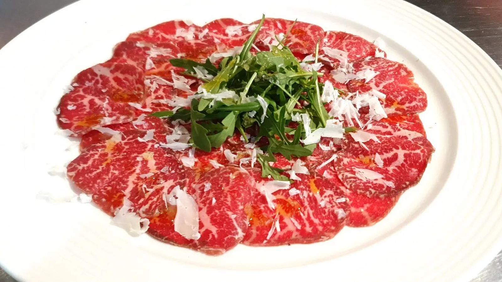 Carpaccio de buey con rúcula y parmesano