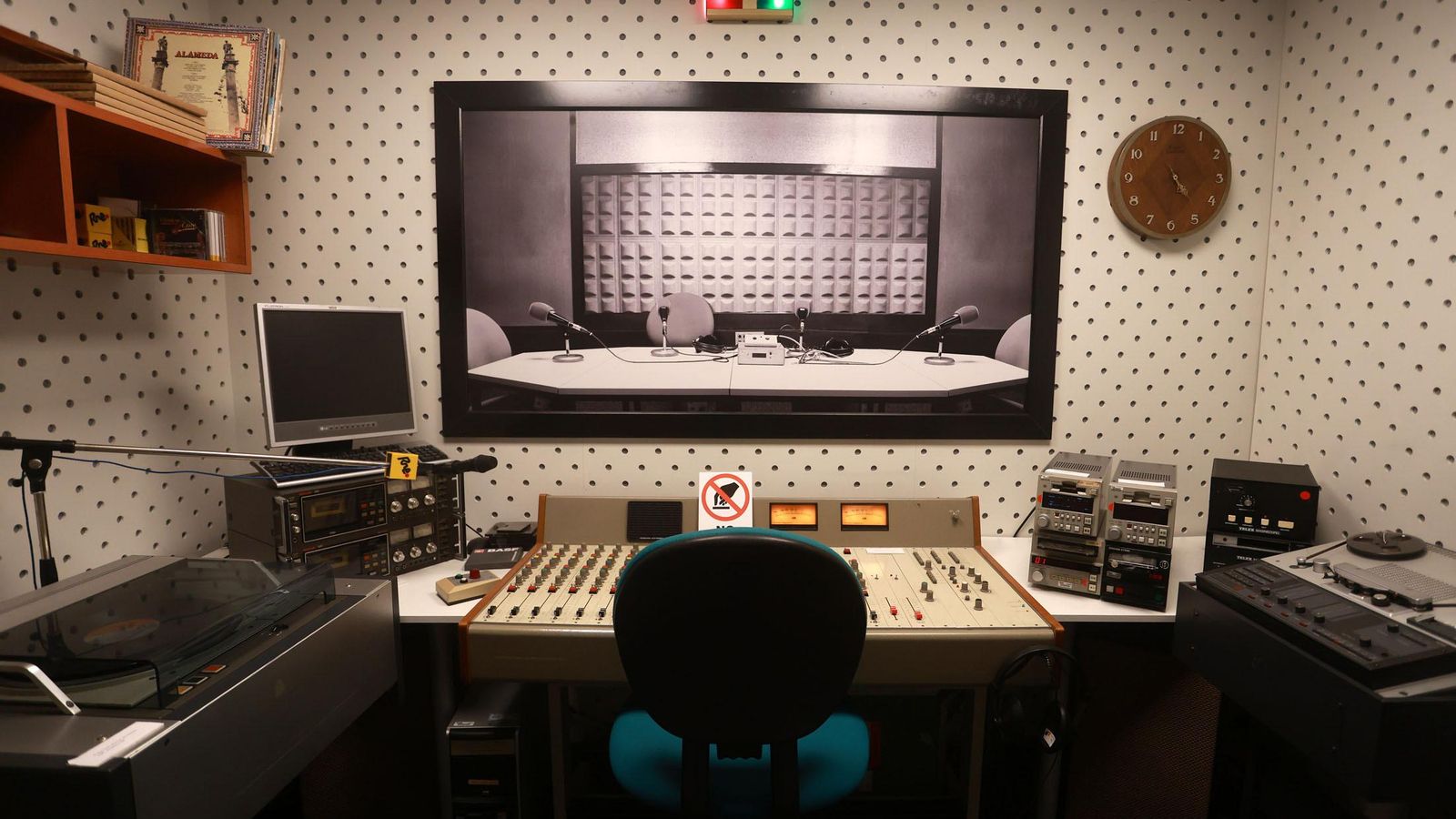 Un antiguo estudio de radio en el Centro de la Comunicación Jesús Hermida