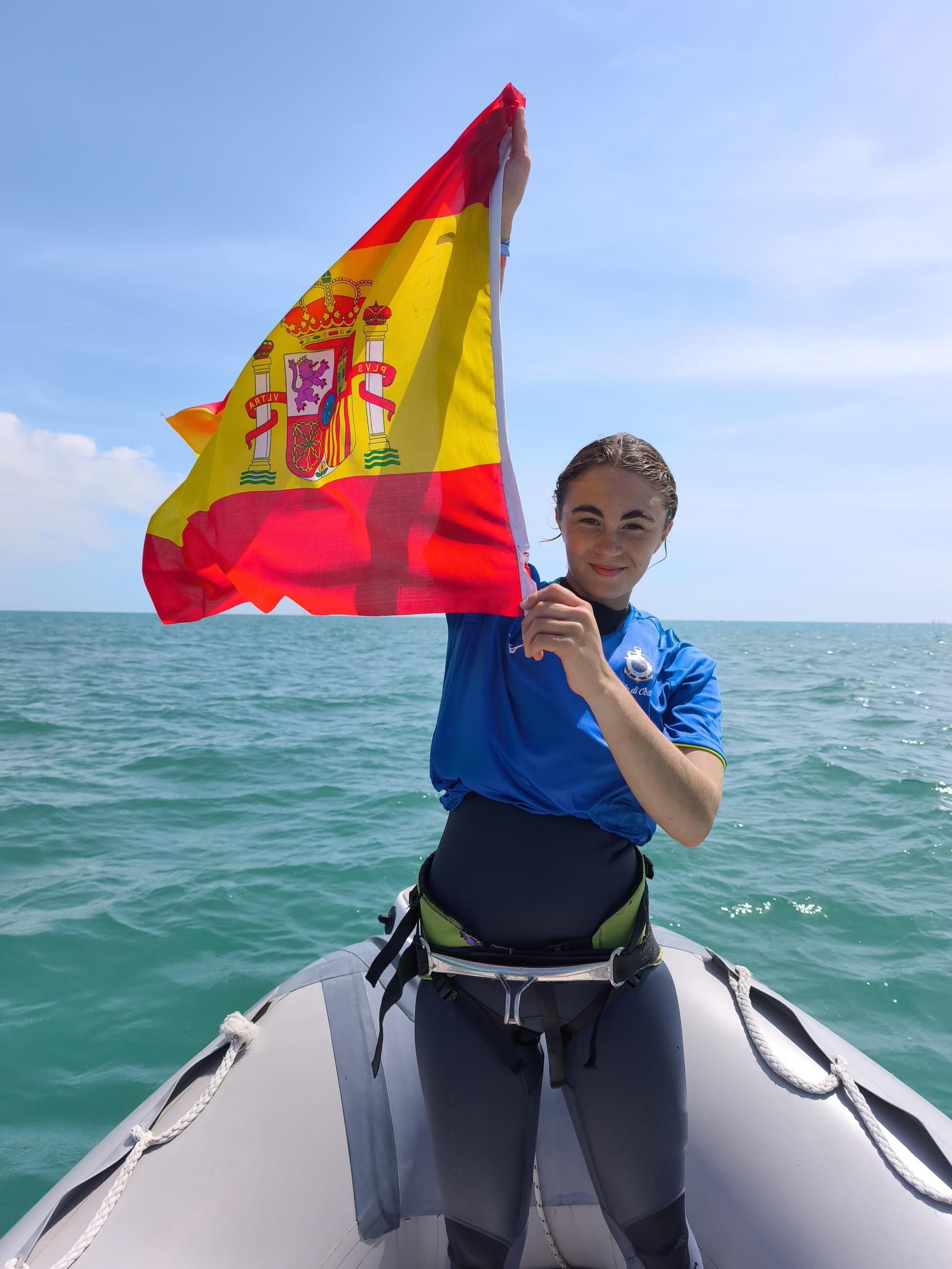 Olivia Sánchez posa tras su triunfo con la bandera de España.
