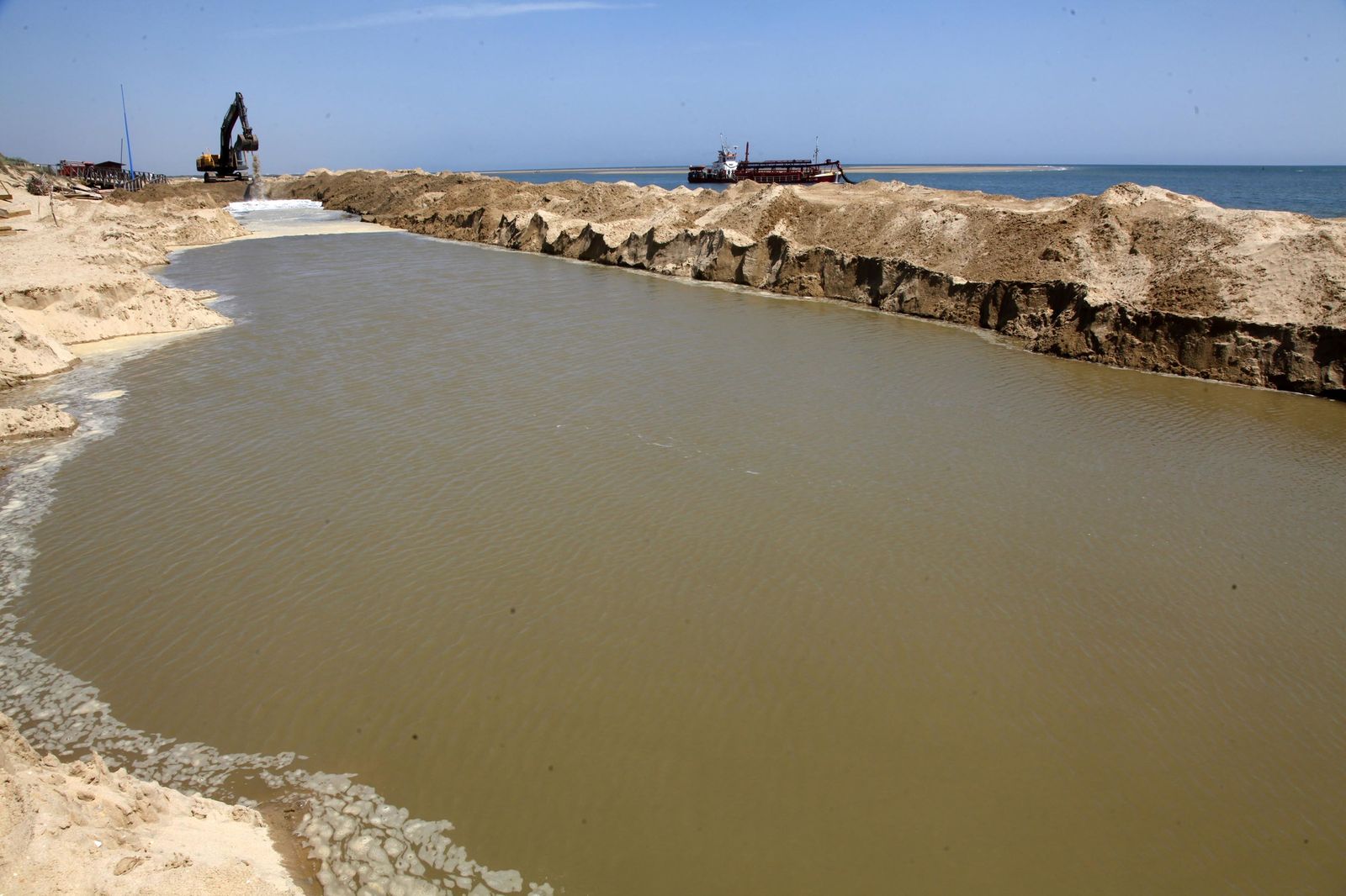 El inicio de los trabajos de regeneración de la arena en la playa de El Portil