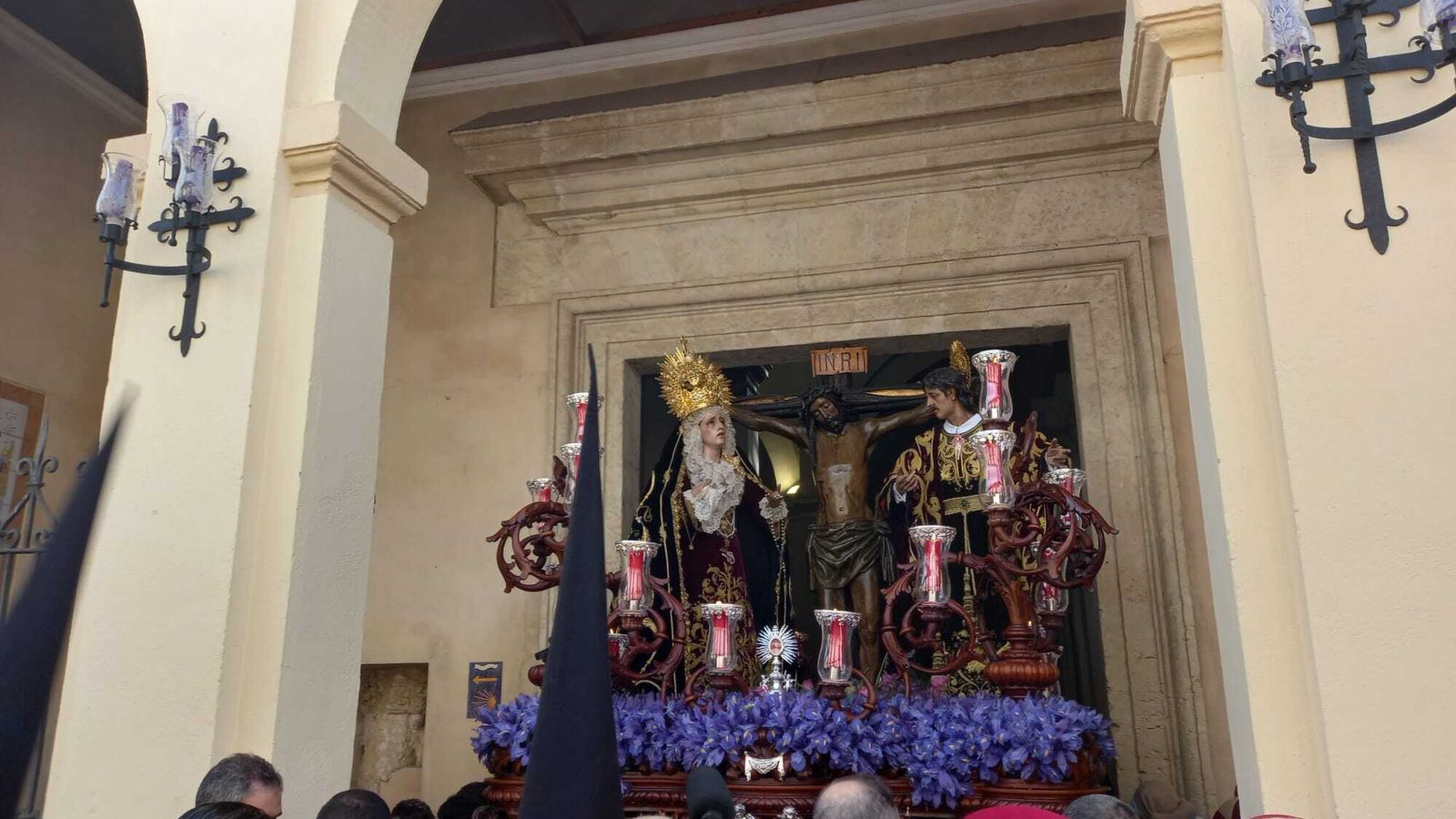 Salida del paso del Cristo de las Penas.