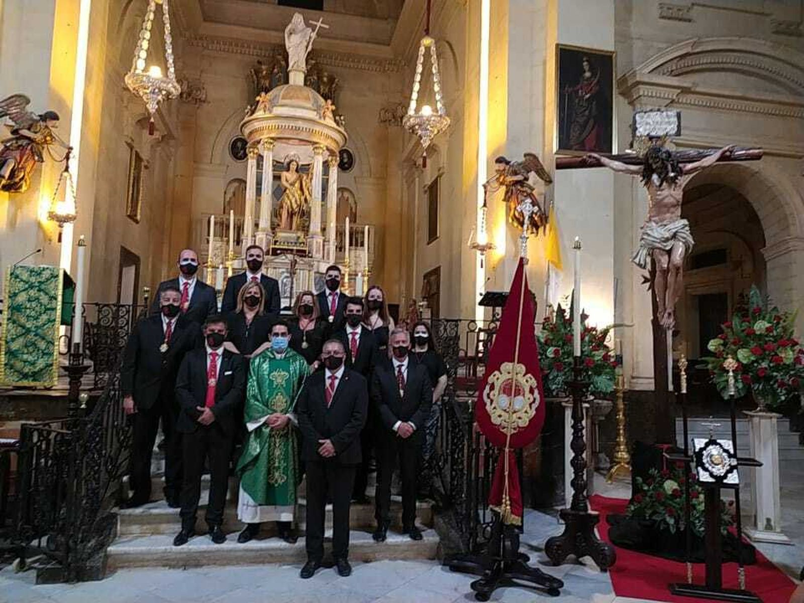 La nueva Junta posa con su director espiritual durante la ceremonia llevada a cabo el pasado sábado en la Iglesia Mayor.