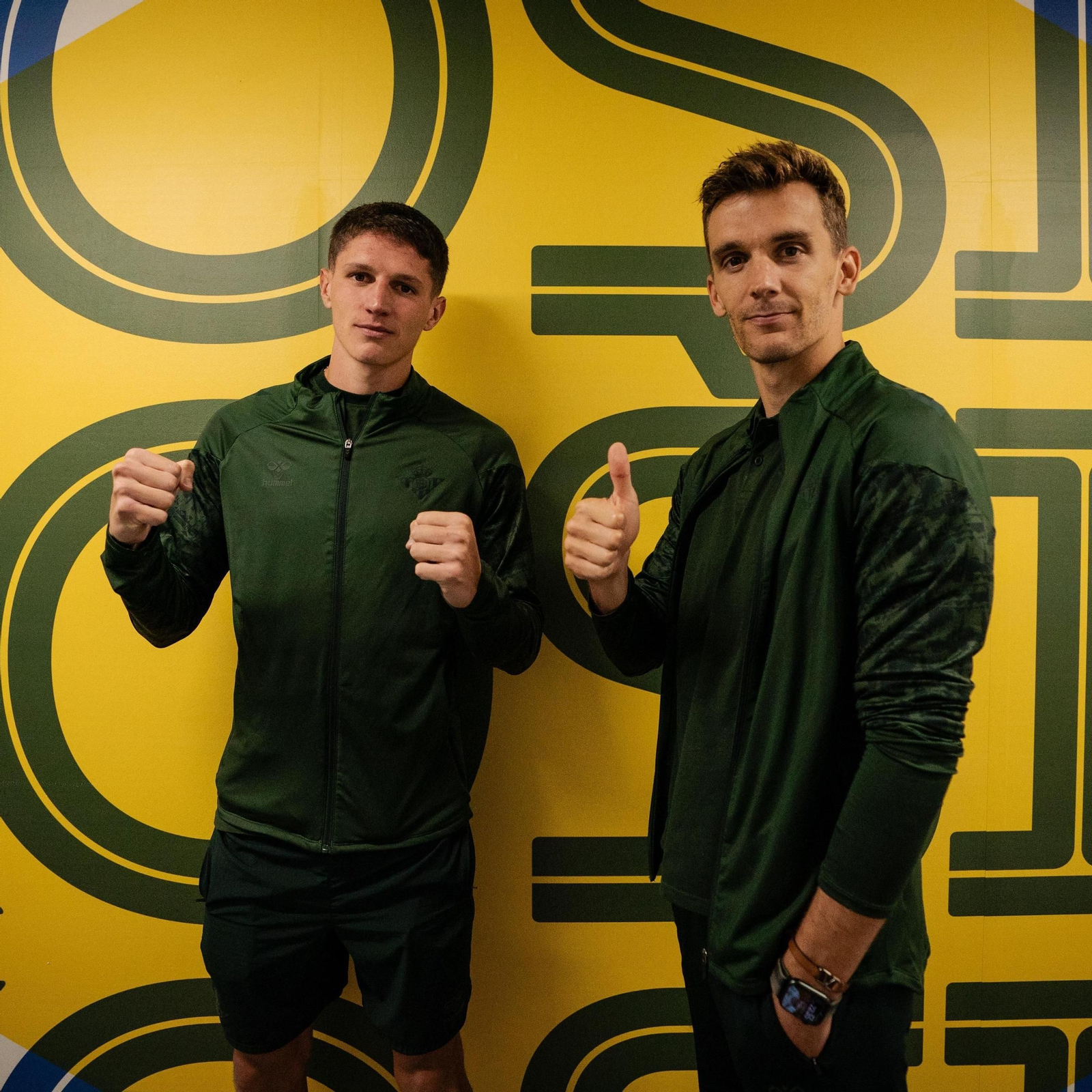 Diego Llorente hace un gesto junto a Altimira en la zona de vestuarios.