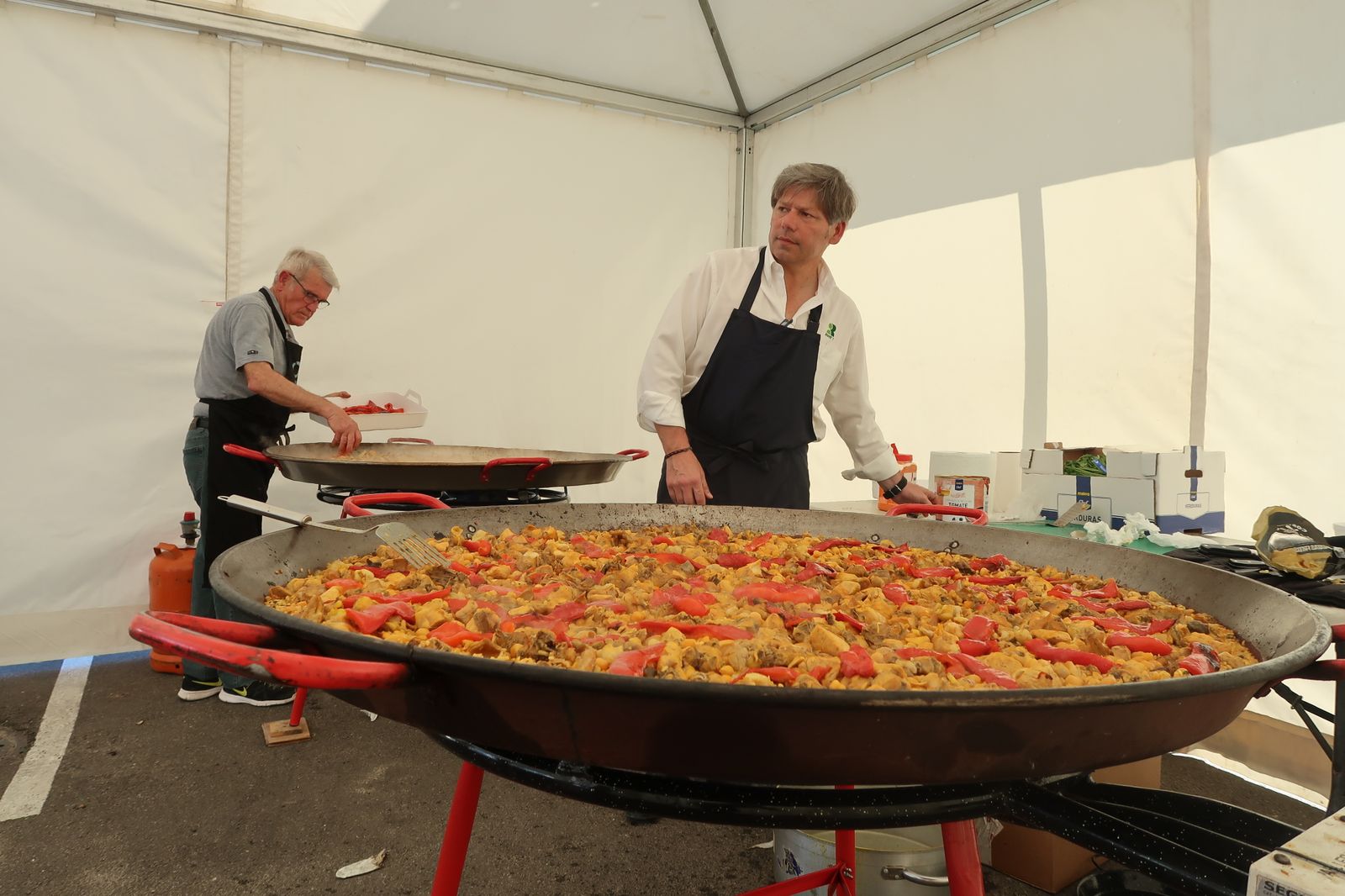 Una gigantesca paella ofrecida por la empresa alicantina de fontanería Jimten.