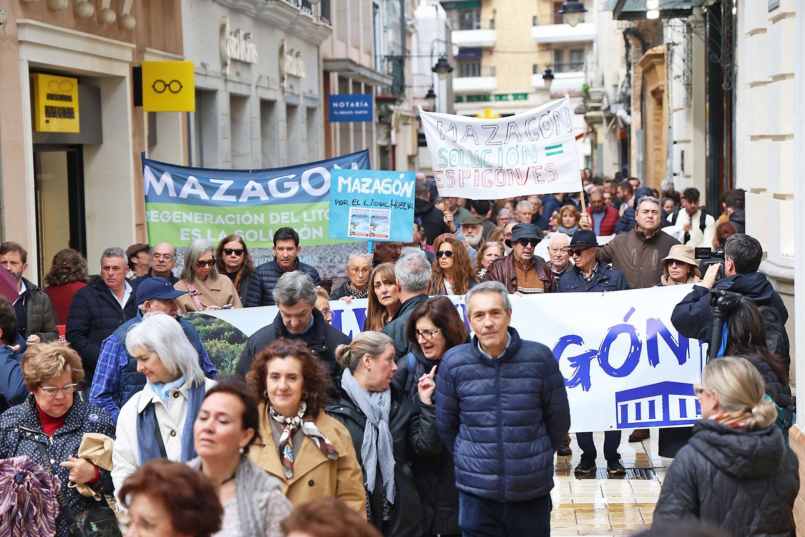 Fotografías de la manifestación en Huelva para exigir la regeneración de las playas