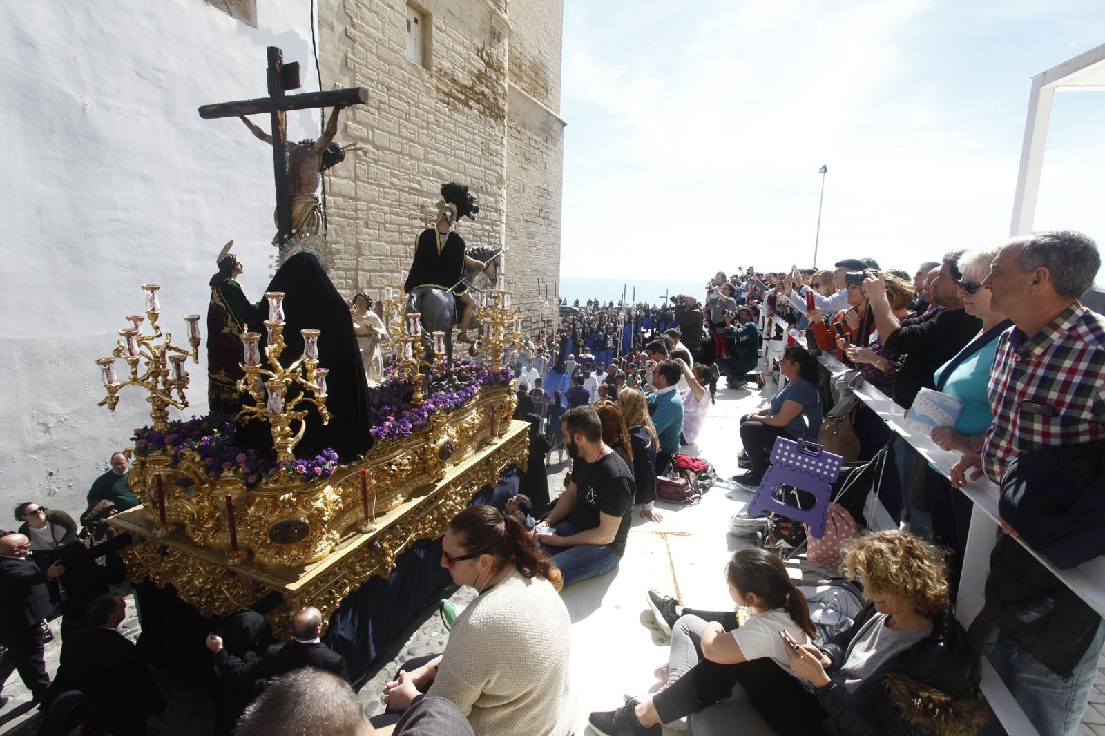 El público contempla la salida de Las Aguas al Campo del Sur el Miércoles Santo.